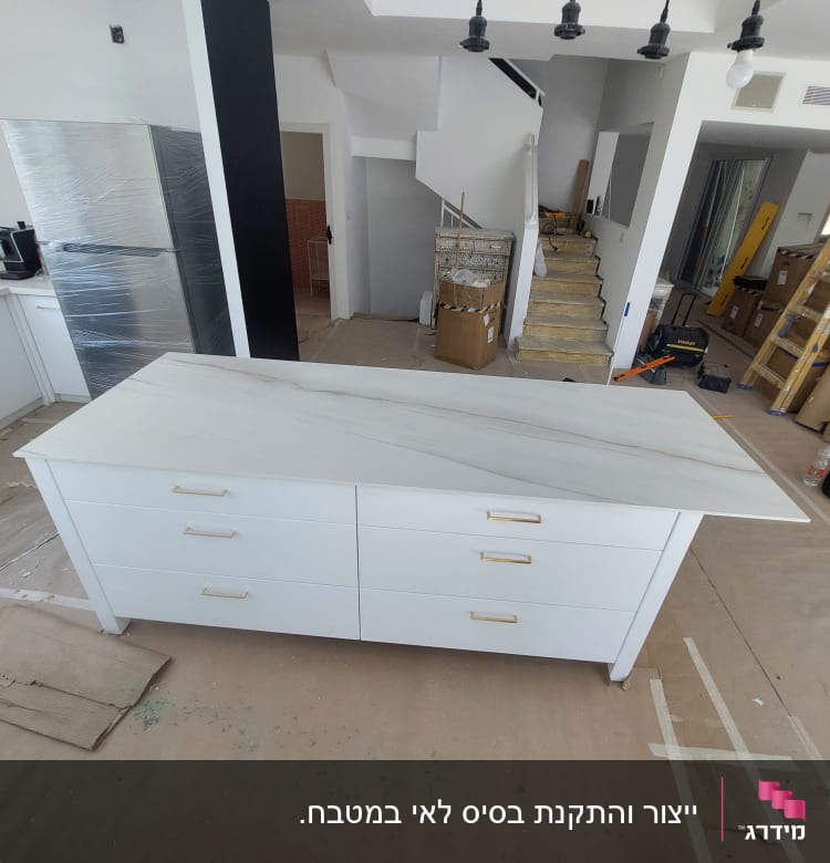 אי מטבח לבן עם משטח שיש ומגירות